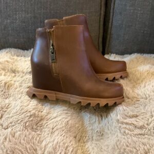 Sorel wedge boots - excellent condition